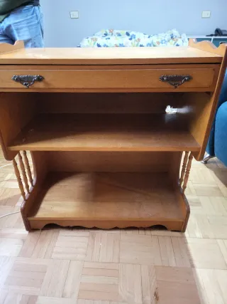 Mueble auxiliar de madera para restaurar.