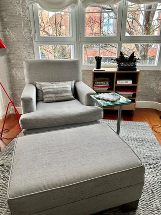 Butaca y puff K.A. gris