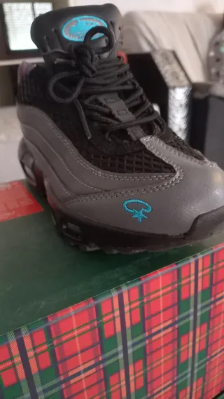 Zapatillas deportivas negras y grises