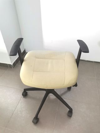 Silla taburete giratoria con ruedas beige