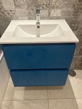Mueble de baño azul con lavabo
