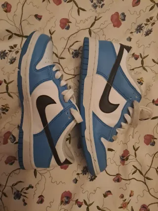 Zapatillas Nike niño azul y blanco.