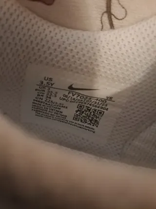 Zapatillas Nike niño azul y blanco.