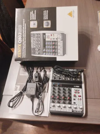 Mesa de mezclas Behringer Q802 USB