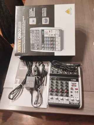 Mesa de mezclas Behringer Q802 USB