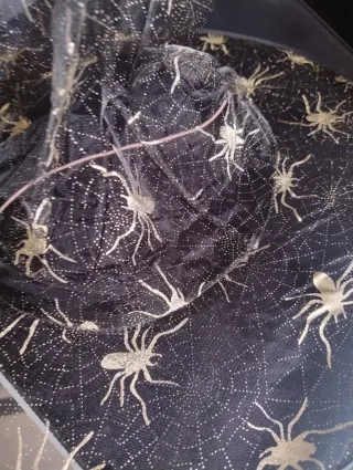 Disfraz Bruja: Camiseta Talla M con rotos + Gorro