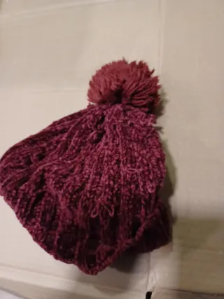 Gorro de lana rojo con pompón O color burdeos