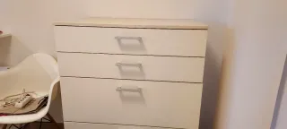 Cómoda blanca de madera