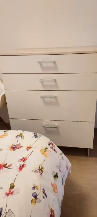 Cómoda blanca de madera