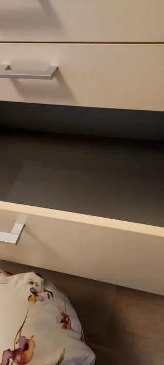 Cómoda blanca de madera