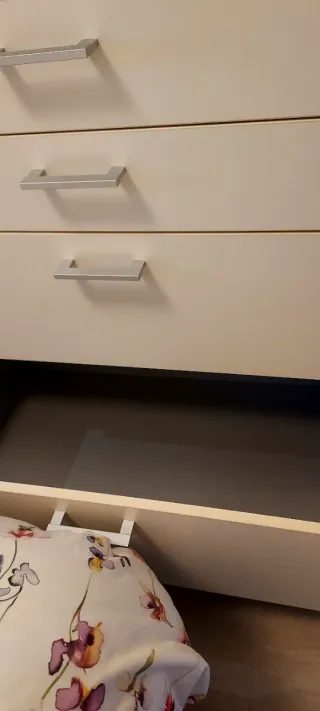 Cómoda blanca de madera