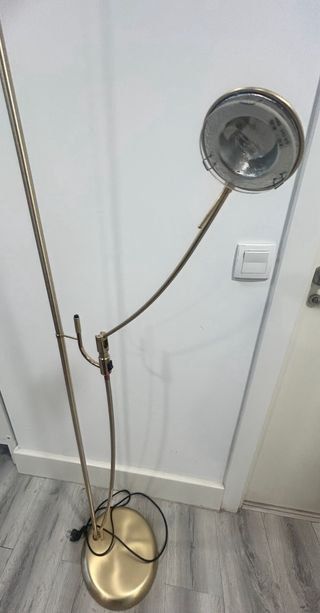 Lámpara de pie dorada de metal