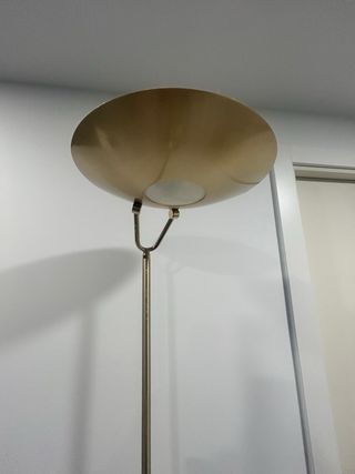 Lámpara de pie dorada de metal