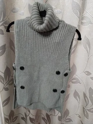 Chaleco Zara cuello alto botones