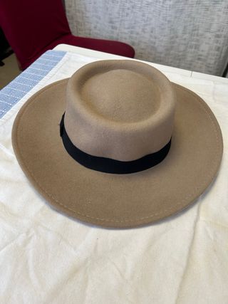 Sombrero de lana beige y negro