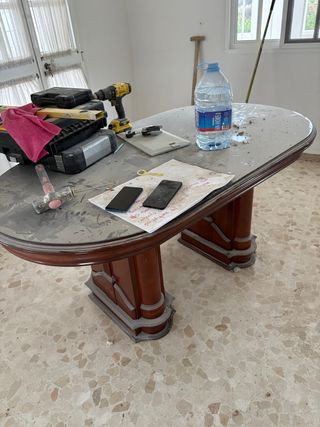 Sofá, recibidor y comedor con sillas