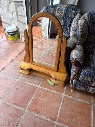 Sofá, recibidor y comedor con sillas