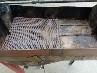 Parrilla metálica con ruedas