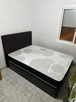 Canapé abatible marrón con colchón