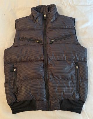 Chaleco acolchado con capucha y rayas