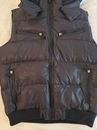 Chaleco acolchado con capucha y rayas