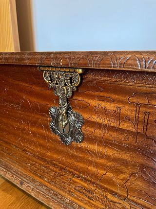 Arcón de madera grabado