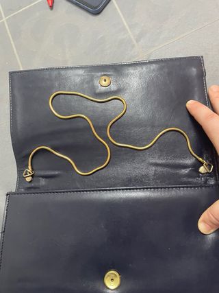 Bolso de piel azul marino con detalle dorado