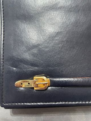 Bolso de piel azul marino con detalle dorado