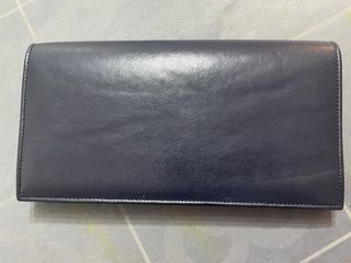 Bolso de piel azul marino con detalle dorado