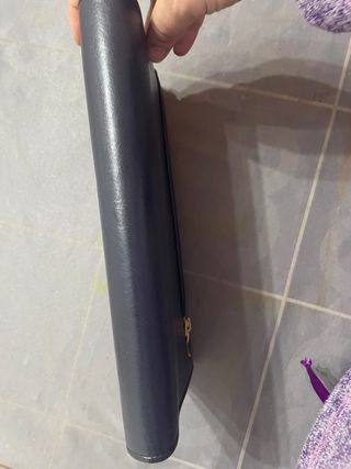 Bolso de piel azul marino con detalle dorado