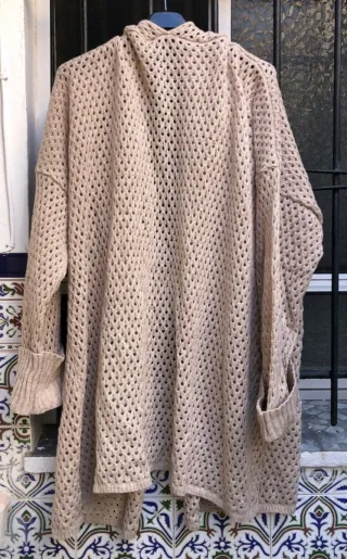 Casaca de lana beige con bolsillos