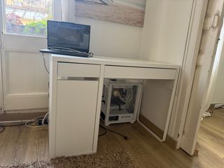 Escritorio blanco – casi nuevo + SILLA DE REGALO