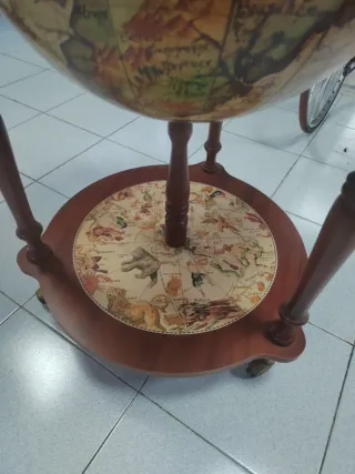 Mini bar de madera con globo terráqueo