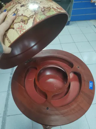 Mini bar de madera con globo terráqueo