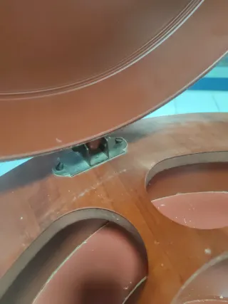 Mini bar de madera con globo terráqueo