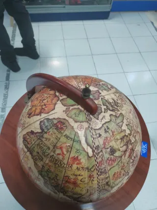 Mini bar de madera con globo terráqueo