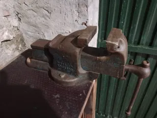 Mesa de taller con tornillo de banco
