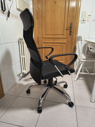Silla de oficina ergonómica negra