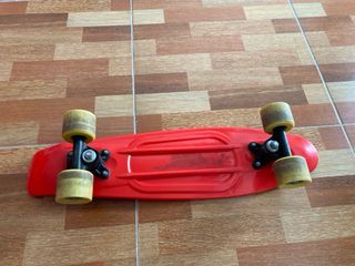 Patín rojo con ruedas amarillas