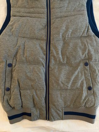 Chaleco gris con capucha y forro azul