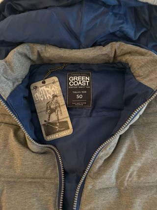 Chaleco gris con capucha y forro azul