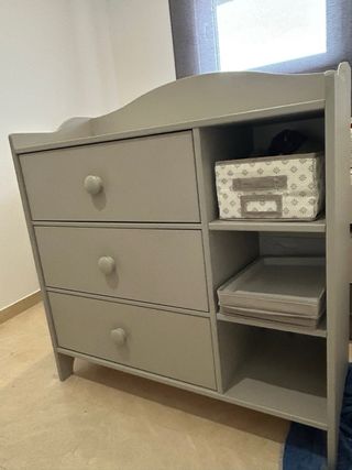 Cómoda gris de madera