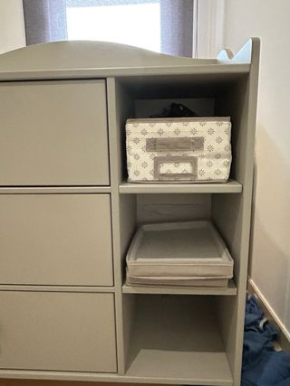 Cómoda gris de madera