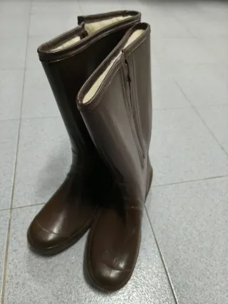 Botas de agua marrones