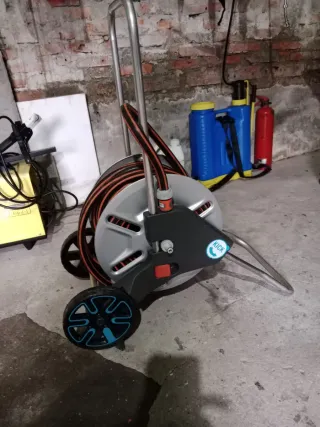 Carro porta mangueras con ruedas