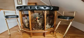 Mueble Bar con 2 Taburetes Dorados