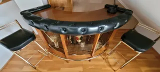 Mueble Bar con 2 Taburetes Dorados