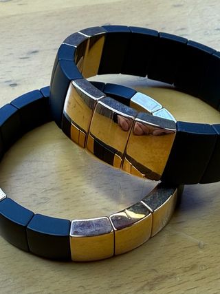 Pulseras de cerámica negra y baño de oro.