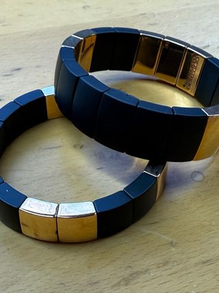 Pulseras de cerámica negra y baño de oro.