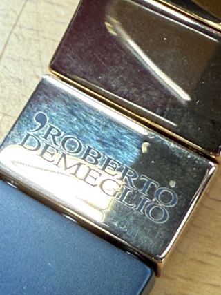 Pulseras de cerámica negra y baño de oro.